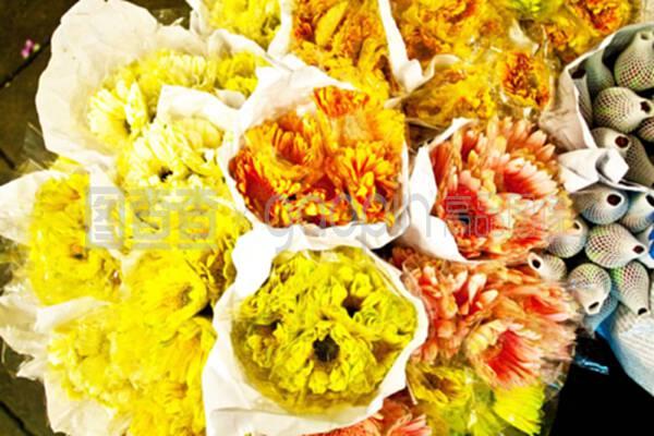 清晨花市的玫瑰與紙制品銷售